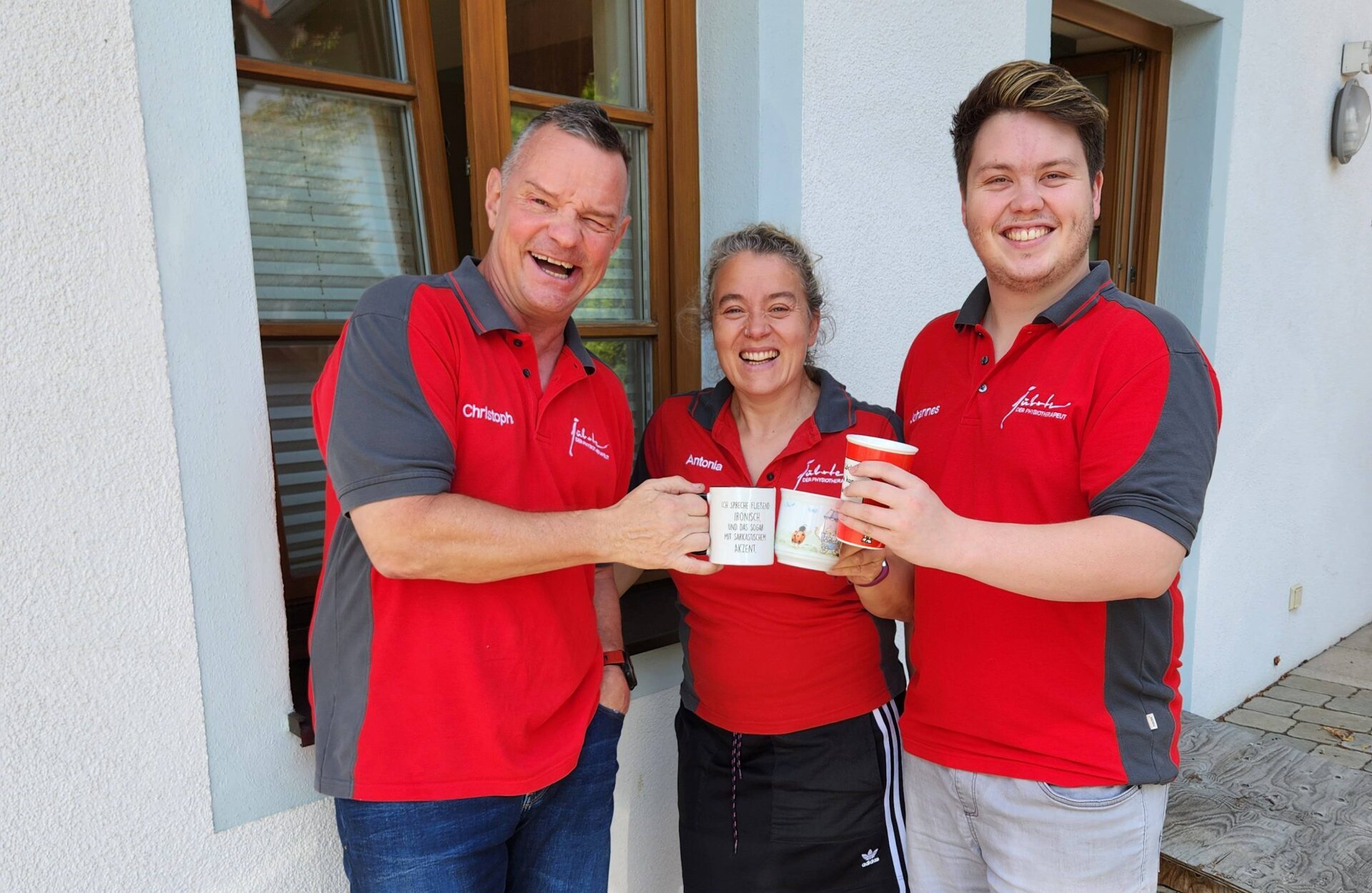 Teamfoto draußen mit Cafe - Physio Juhrte Sauerlach Teamfoto draußen mit Cafe - Physio Juhrte Sauerlach